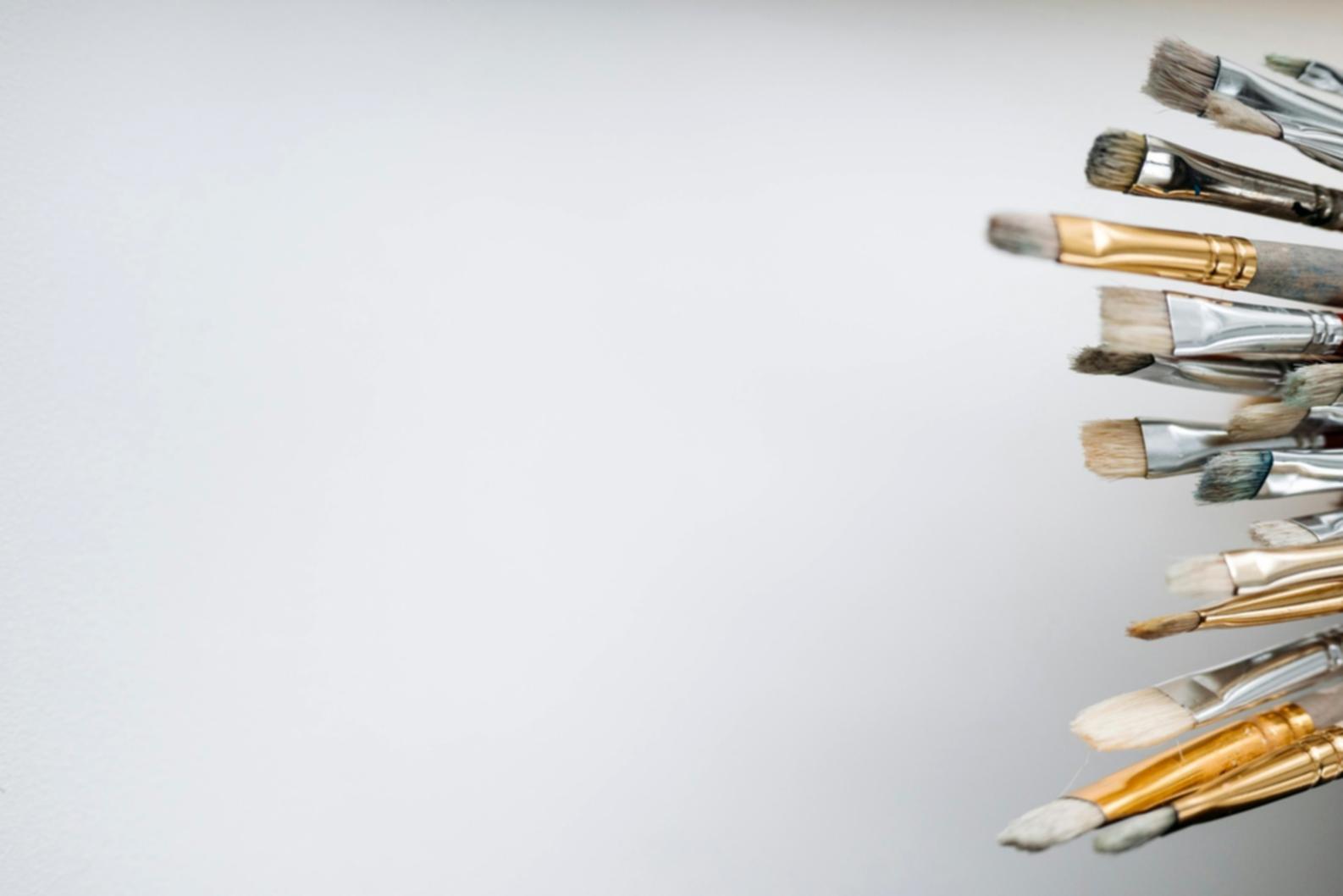 Composition de nature morte avec objets du quotidien et matériel de dessin disposés sur une table